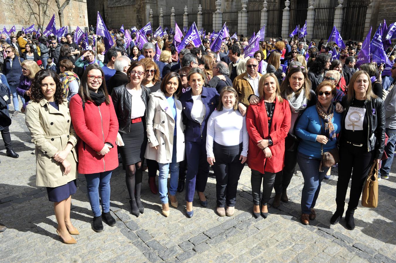 Primera concentración por el Día de la Mujer en la plaza del Ayuntamiento